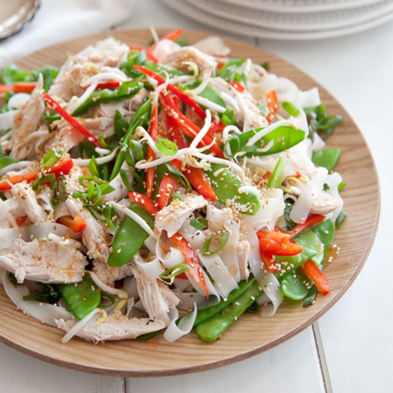 Bιετναμέζικη σαλάτα με κοτόπουλο και νούντλς